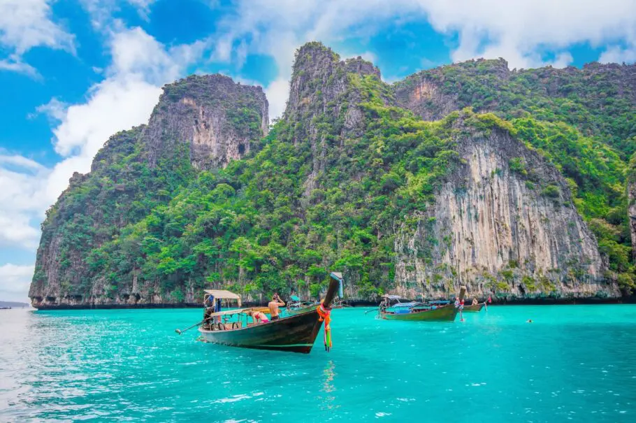 Long boat and blue water at maya bay in phi phi island