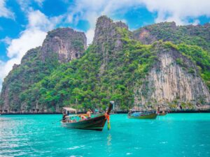 Long boat and blue water at maya bay in phi phi island